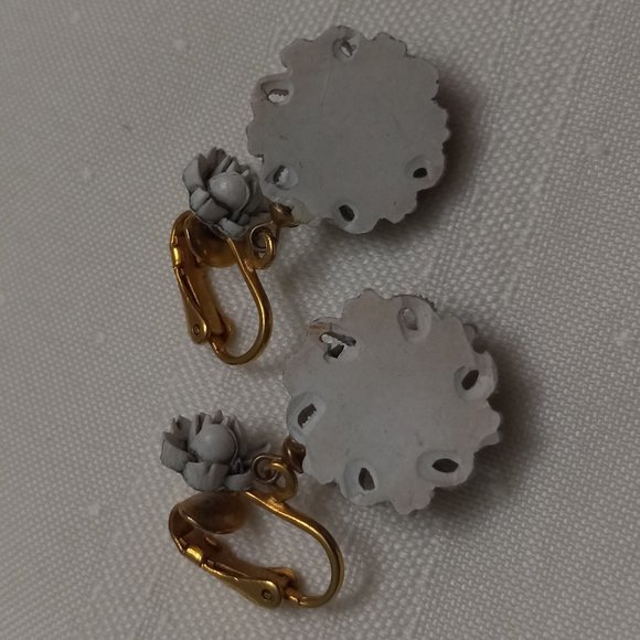 Vintage Black and White Molded Celluloid Flower Earrings - Picture 5 of 6